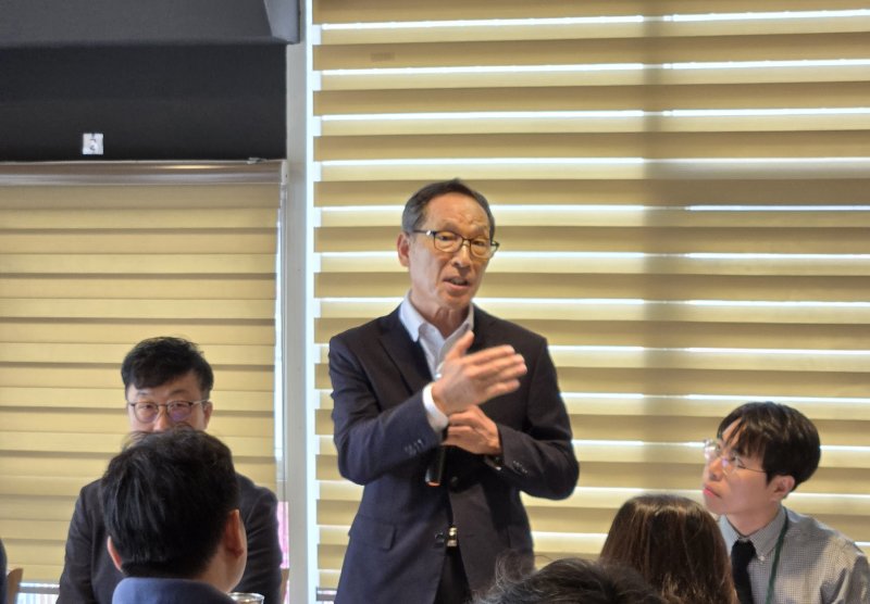 8일 오후 세종정부청사 인근 한 식당에서 이병호 한국농어촌공사 사장이 기자 질문에 답변하고 있다. 한국농어촌공사 제공