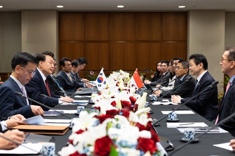 한국과 싱가포르는 내년 수교 50주년을 맞아 양국 관계를 최고 수준인 전략적 동반자 관계로 격상키로 하고 공급망 파트너십을 비롯해 인공지능(AI), 스타트업 등 첨단분야 협력을 대폭 강화키로 했다. 싱가포르를 방문 중인 윤석열 대통령이 8일 싱가포르 의회에서 열린 로런스 웡 싱가포르 총리와의 한·싱가포르 정상회담에서 발언하고 있다. 연합뉴스