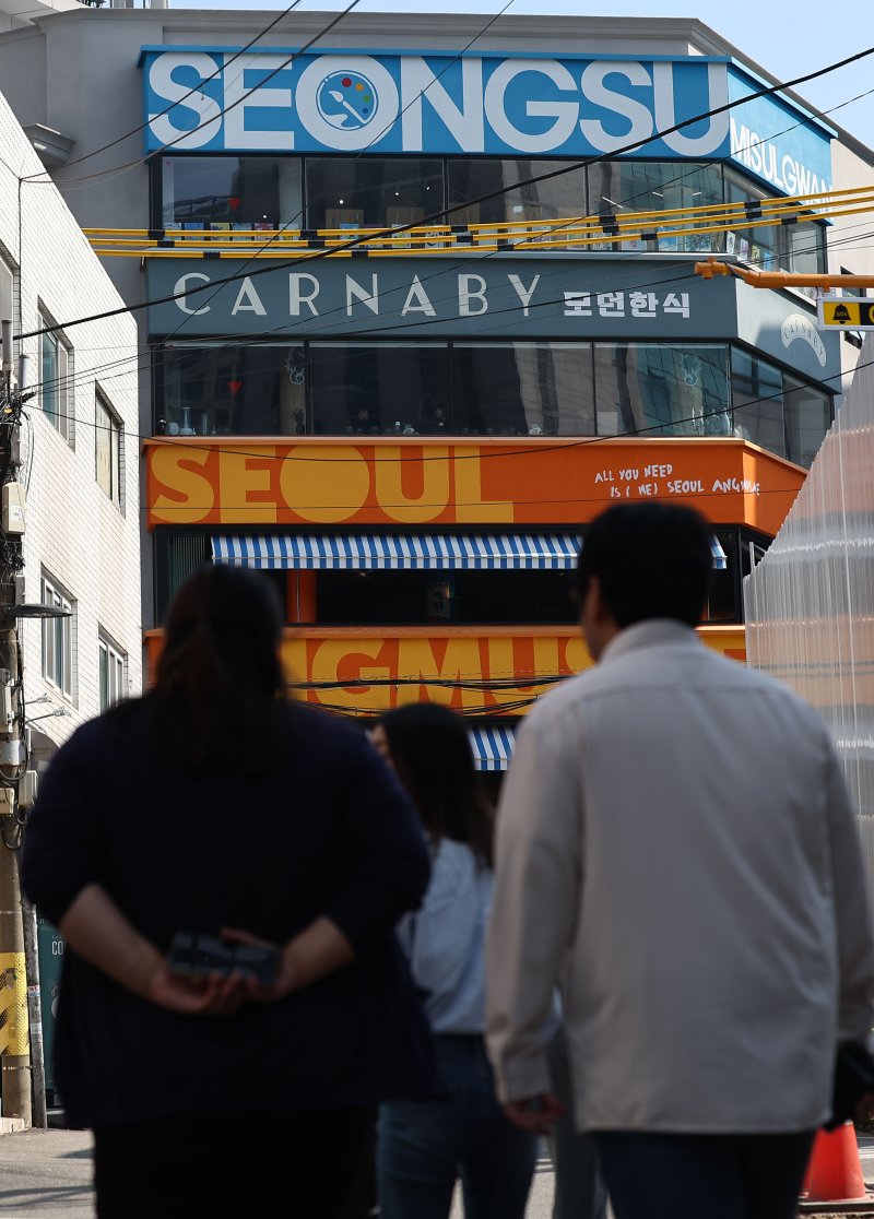 제578돌 한글날을 하루 앞둔 8일 서울 용산구 삼각지 '용리단길' 음식점에 영어 간판이 눈에 띈다. 한글날은 훈민정음(訓民正音) 즉, 한글을 창제해 세상에 펴낸 것을 기념하고, 우리 글자 한글의 우수성을 기리기 위해 제정됐다. 연합뉴스