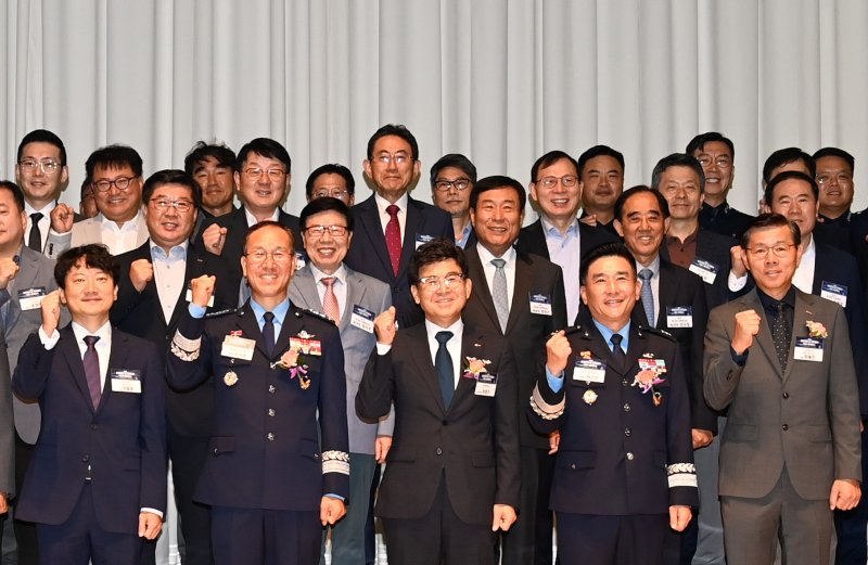 이정기 한국공항공사 사장직무대행(첫째줄 왼쪽 세번째)이 8일 '제7회 공항건설 및 유지관리 연구개발(R&D) 콘퍼런스'에서 참석자들과 기념촬영을 하고 있다. 한국공항공사 제공