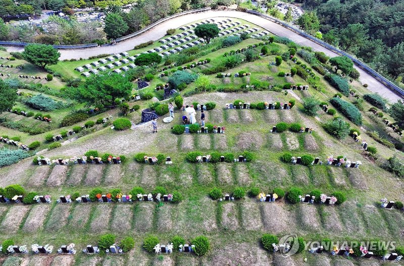 광주 영락공원묘지 성묘 지내는 가족들 (광주=연합뉴스) 정다움 기자 = 추석인 17일 낮 광주 북구 영락공원묘지에서 성묘객들이 성묘하고 있다. 2024.9.17 daum@yna.co.kr (끝)