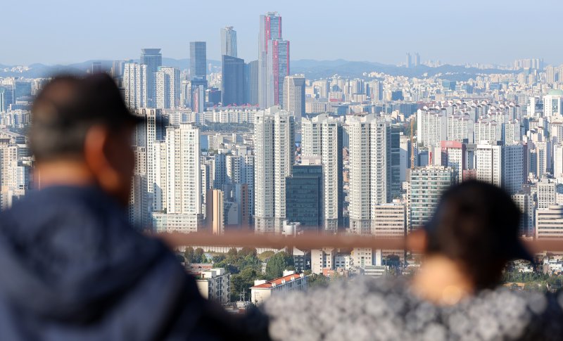 지난 9일 오전 서울 용산구 남산공원에서 바라본 서울 시내에 아파트가 보이고 있다. 사진=뉴시스