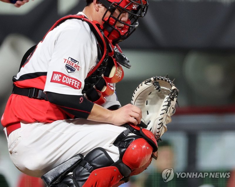 "양의지&middot;강민호도 20대에 해냈다" 이범호의 독한 애정, 눈물 쏟은 '새신랑' 한준수를 깨울까