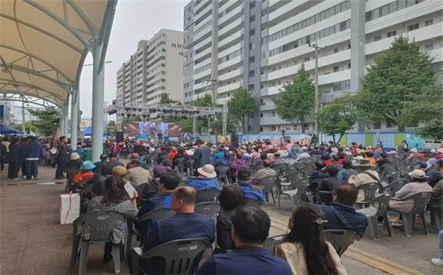 인천 연안부두와 강화도에서 이번 주말 지역 특산물인 꽃게·새우젓 축제가 열린다. 사진은 지난해 열린 연안부두 꽃게 축제 개막 행사 전경. 인천시 제공.