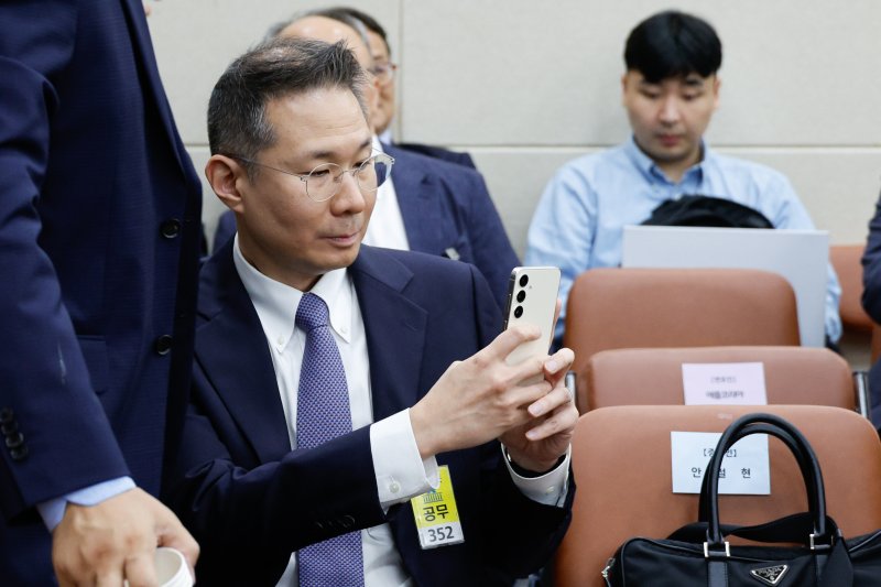 김경훈 구글코리아 사장이 7일 오후 서울 여의도 국회 과학기술정보방송통신위원회에서 방송통신위원회·방송통신사무소·시청자미디어재단·한국방송광고진흥공사 국정감사에 앞서 스마트폰으로 국감장을 촬영하고 있다. 2024.10.7/뉴스1 ⓒ News1 안은나 기자
