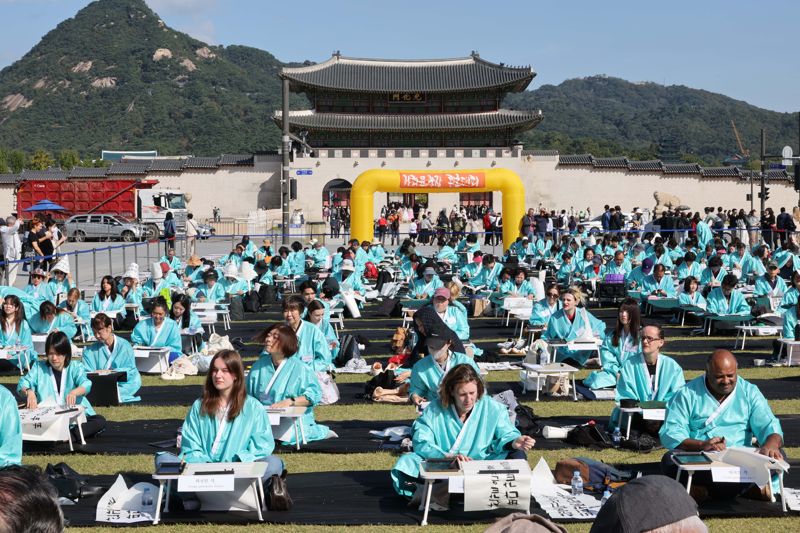 제578돌 한글날을 맞은 9일 서울 종로구 광화문광장에서 한국예술문화원 주체로 열린 조선시대 과거 시험 재현 ‘휘호대회’에서 참가자들이 글씨를 적고 있다.<div id='ad_body3' class='mbad_bottom' ></div> 사진=박범준 기자