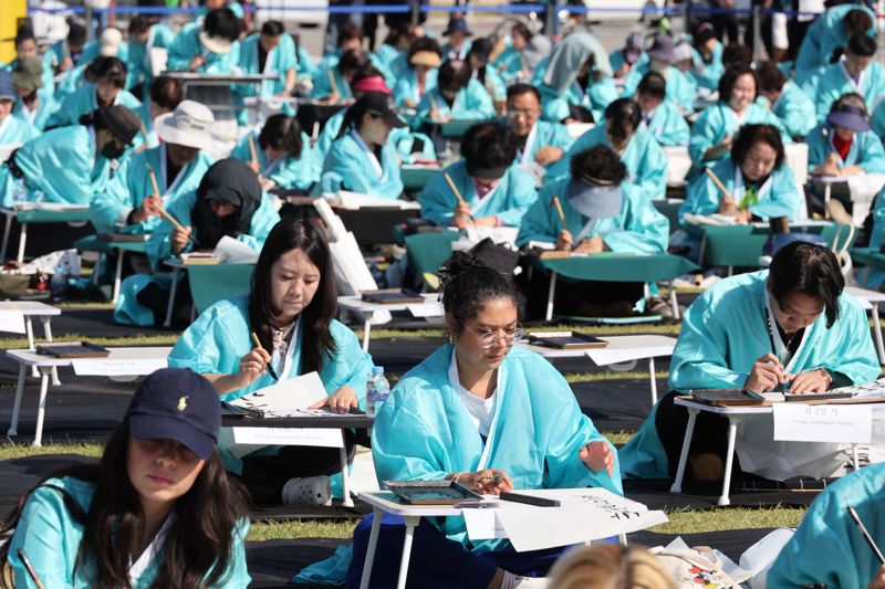 제578돌 한글날을 맞은 9일 서울 종로구 광화문광장에서 한국예술문화원 주체로 열린 조선시대 과거 시험 재현 ‘휘호대회’에서 참가자들이 글씨를 적고 있다. 사진=박범준 기자