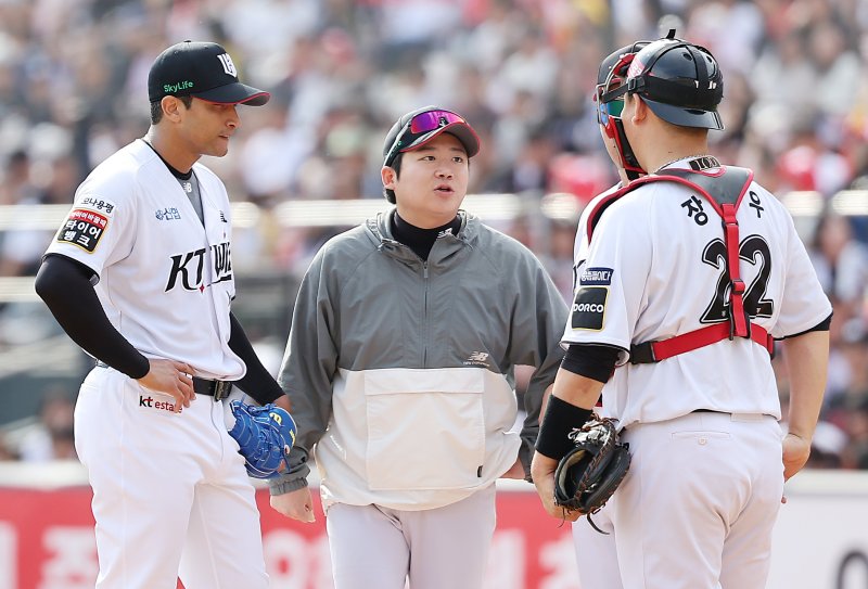 9일 오후 경기 수원시 장안구 KT위즈파크에서 열린 프로야구 '2024 신한 SOL 뱅크 KBO 포스트시즌' 준플레이오프 4차전 LG 트윈스와 KT 위즈의 경기, 2회초 2사 백투백 홈런을 허용한 kt 선발 쿠에바스가 마운드를 방문한 포수 장성우와 대화를 하고 있다. 2024.10.9/뉴스1 ⓒ News1 김진환 기자