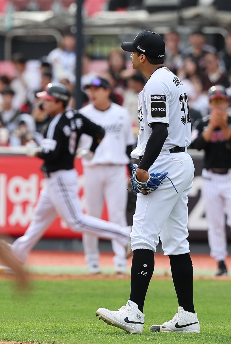 9일 오후 경기 수원시 장안구 KT위즈파크에서 열린 프로야구 '2024 신한 SOL 뱅크 KBO 포스트시즌' 준플레이오프 4차전 LG 트윈스와 KT 위즈의 경기, kt 선발 쿠에바스가 4회초 2사 3루에서 LG 문성주에게 적시타를 허용 후 아쉬워하고 있다. 2024.10.9/뉴스1 ⓒ News1 김진환 기자