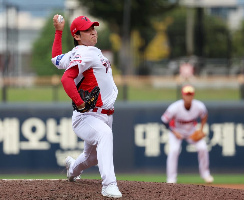 윤영철이 한국시리즈 4번째 선발로 굳어지는 분위기다. 2이닝을 깔끔하게 막아내며 부상에서 완쾌했음을 증명했다. 뉴스1