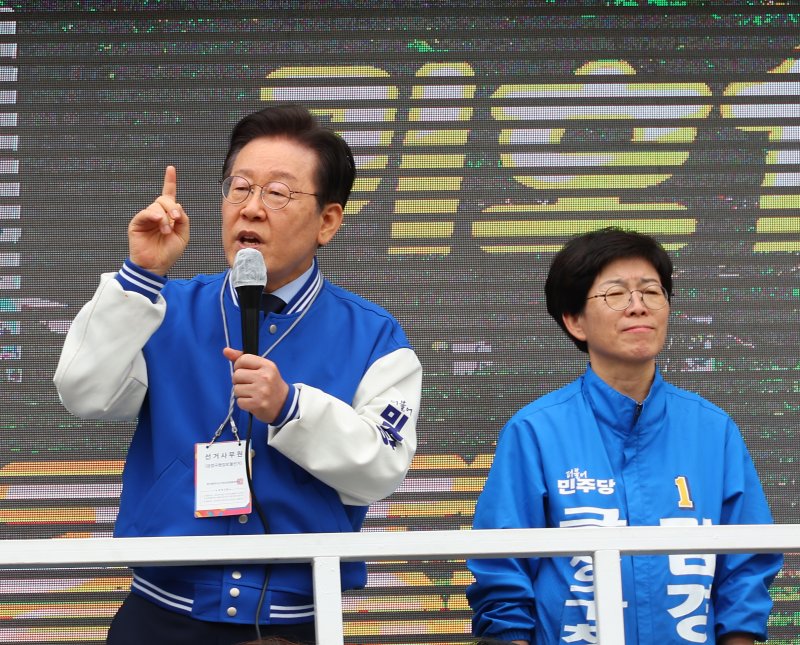 이재명 더불어민주당 대표(왼쪽)가 부산 금정구 이마트 앞에서 열린 집중유세에서 김경지 금정구청장 후보의 지지를 호소하는 모습. 연합뉴스