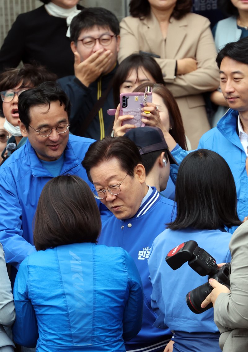 [부산=뉴시스] 하경민 기자 = 이재명 더불어민주당 대표가 9일 부산 금정구 이마트 앞에서 열린 집중유세에 참석, 지지자들과 인사하고 있다. 2024.10.09. yulnetphoto@newsis.com