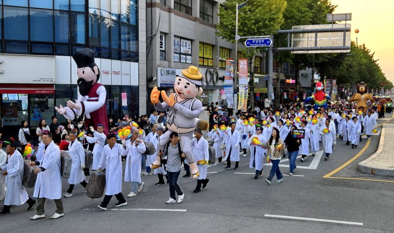 [고창=뉴시스] 김종효 기자 = '제51회 고창모양성제' 전야제 행사가 열린 9일 모양성제의 시작을 알리는 거리퍼레이드가 진행 중이다. 대형 풍선인형을 동원한 고창읍 주민들의 행렬이 지나고 있다. 2024.10.09. kjh6685@newsis.com *재판매 및 DB 금지