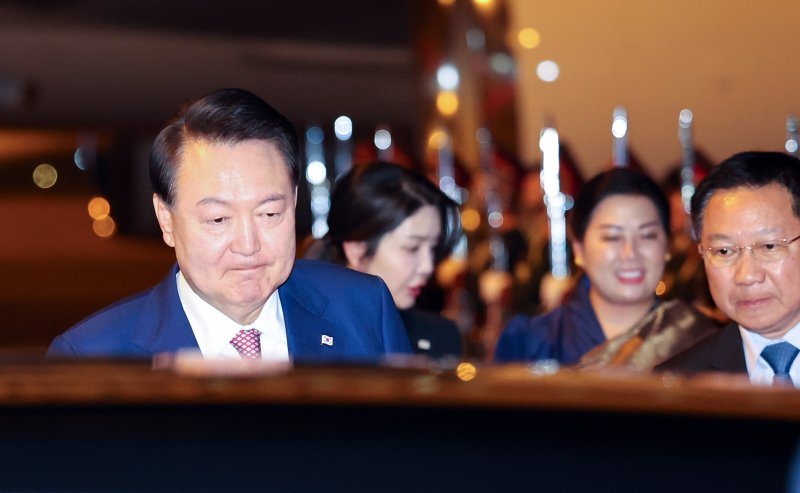 [비엔티안=뉴시스] 최진석 기자 = 아세안(ASEAN·동남아시아국가연합) 정상회의 참석차 라오스를 방문한 윤석열 대통령과 부인 김건희 여사가 9일(현지시각) 비엔티안 왓타이 국제공항에 도착해 차량으로 향하고 있다. 2024.10.09. myjs@newsis.com