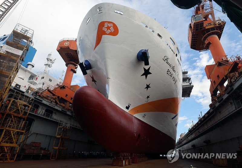 국내 첫 호화 크루즈페리 '미라클호' 국내 첫 호화 크루즈페리 '미라클호' (부산=연합뉴스) 박성제 기자 = 10일 오전 부산 영도구 대선조선에서 열린 진수식에서 국내 최초 국산 기술로 건조한 크루즈페리 '팬스타 미라클호'가 공개되고 있다. 2만2천t급인 팬스타 미라클호는 5성급 호텔 수준의 인테리어와 테라스 객실, 야외 수영장, 공연장, 등 편의시설을 갖추고 있으며 내년 4월 오사카 엑스포 개막에 맞춰 부산∼오사카 항로에 취항한다. 2024.10.10 psj19@yna.co.kr (끝)