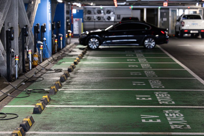 6일 오전 서울의 한 쇼핑몰 내 전기자동차 충전 구역의 모습. 2024.9.6/뉴스1 ⓒ News1 이재명 기자