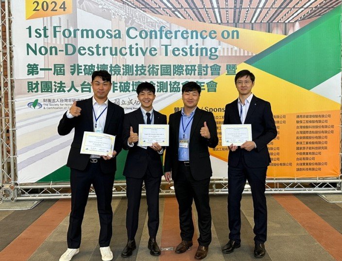 [창원=뉴시스]국립창원대학교 이재선(왼쪽 세 번째) 교수와 이 교수가 이끄는 '비파괴 및 구조진단 연구실' 학생들이 대만에서 열린 '제1회 포모사 비파괴 검사 회의'에서 우수한 성과를 거둔 후 기념촬영하고 있다.(사진=국립창원대 제공) 2024.10.10. photo@newsis.com