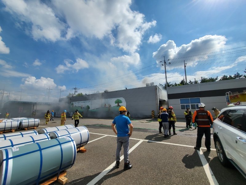 군산 철강제조공장 배터리실 화재(전북자치도소방본부 제공) 2024.10.10/뉴스1