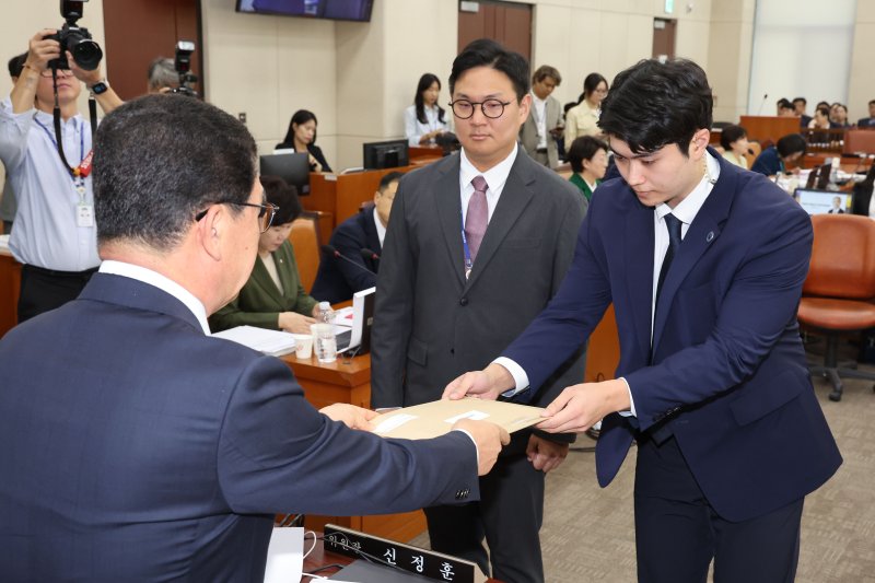 10일 국회에서 열린 행정안전위원회 국정감사에서 신정훈 행안위원장이 증인 불출석한 명태균씨와 김영선 전 국민의힘 의원에 대해 동행명령장을 발부, 경위에게 전달하고 있다. 뉴시스