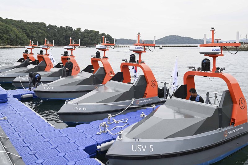 ADD "적 수상정 해상 침투 대응...'군집 무인수상정' 운용기술 시연"