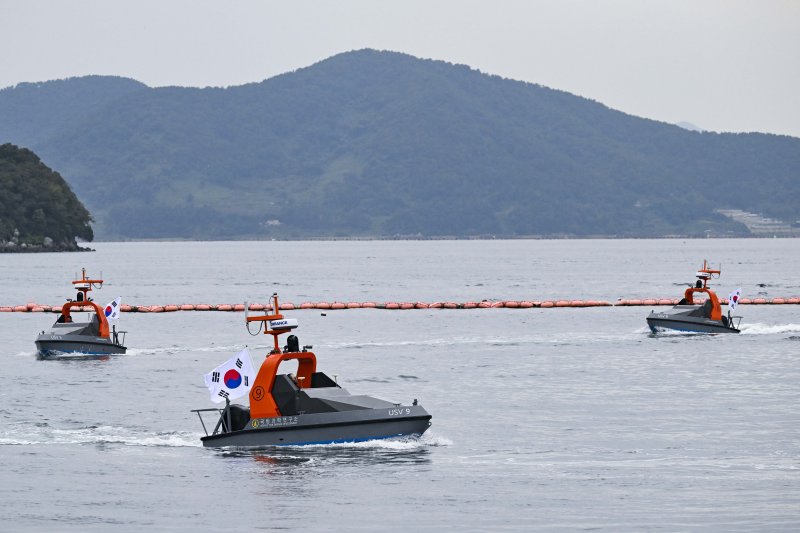ADD "적 수상정 해상 침투 대응...'군집 무인수상정' 운용기술 시연"