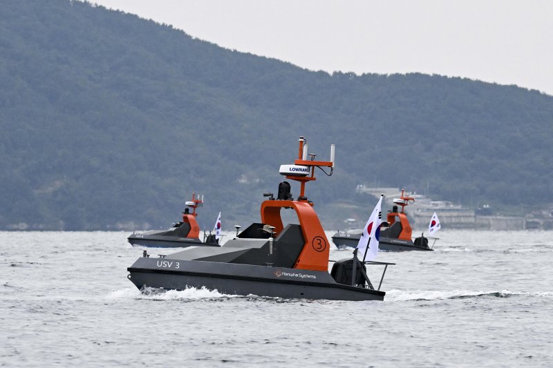 ADD "적 수상정 해상 침투 대응...'군집 무인수상정' 운용기술 시연"