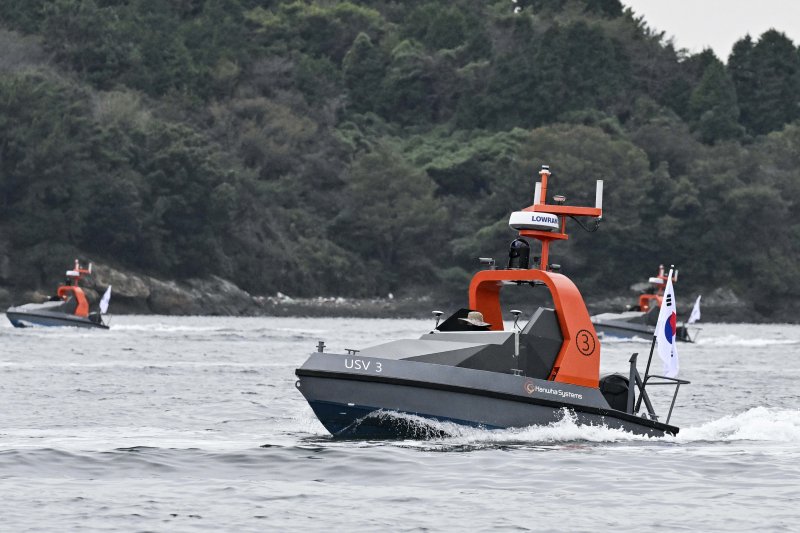 ADD "적 수상정 해상 침투 대응...'군집 무인수상정' 운용기술 시연"