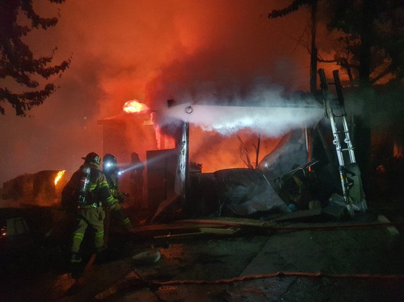 10일 오전 부산 남구 우암동 단독주택 화재 현장.(부산소방재난본부 제공)