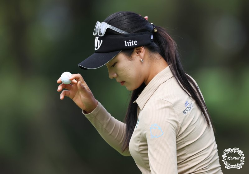 '징계 후 복귀' 윤이나, KLPGA 3관왕 … 공동 다승왕 5명 역대급 마무리