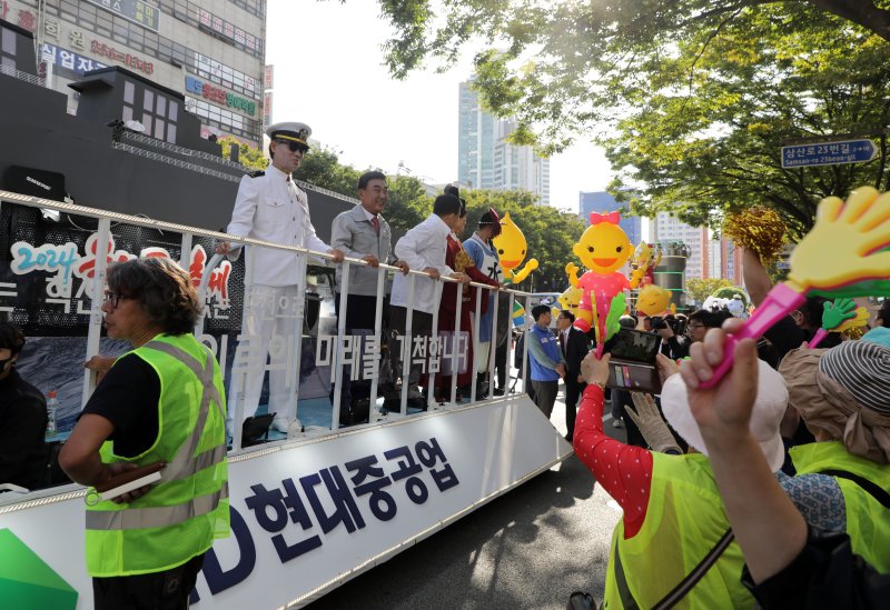 축제 퍼레이드 앞장선 고려아연.. 울산공업축제 개막