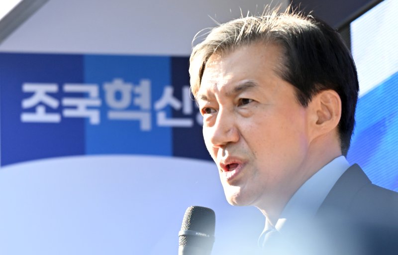 10·16 전남 영광군수 재선거 사전투표를 하루 앞둔 10일 오후 영광군 터미널 인근에서 조국혁신당 조국 대표가 장현 영광군수 후보의 지지를 호소하고 있다. 뉴시스화상