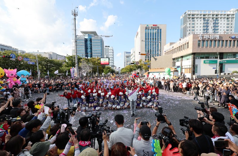 도로 한복판서 펼쳐지는 울산공업축제 플래시몹. 지난 10일 오후 울산 시청사거리에서 소림사, 태권도, 치어리딩, 대형 캐릭터, 가수 테이가 함께하는 '2024 울산공업축제' 플래시몹이 펼쳐지고 있다. 연합뉴스