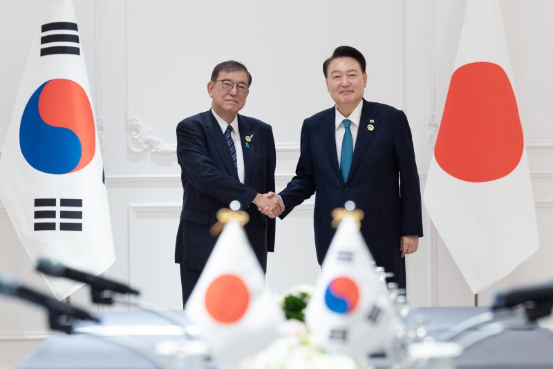 [비엔티안=뉴시스] 최진석 기자 = 윤석열 대통령과 이시바 시게루 일본 총리가 10일(현지시각) 라오스 비엔티안 한 호텔에서 열린 한-일 정상회담에서 악수하고 있다. 2024.10.10. myjs@newsis.com