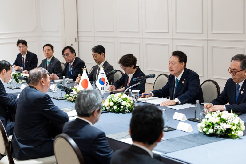 [비엔티안=뉴시스] 최진석 기자 = 윤석열 대통령이 10일(현지시각) 라오스 비엔티안 한 호텔에서 열린 이시바 시게루 일본 총리와의 한-일 정상회담에서 발언하고 있다. (공동취재) 2024.10.10. myjs@newsis.com