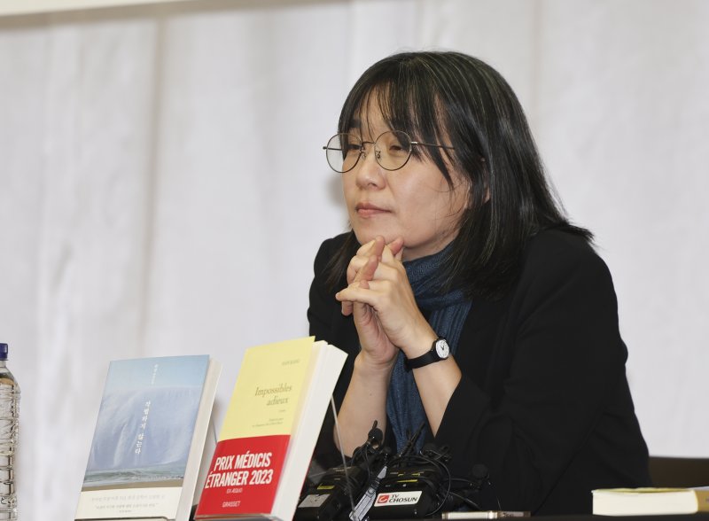 [서울=뉴시스] ‘2024년 노벨 문학상’ 영예는 우리나라 소설가 한강에게 돌아갔다. 한국인이 노벨상을 수상한 것은 지난 2000년 평화상을 탄 고 김대중 전 대통령에 이어 두번째다.사진은 지난해 11월 서울 양천구 한국방송회관에서 열린 기자간담회에 참석한 작가. 2024.10.10. photo@newsis.com /사진=뉴시스