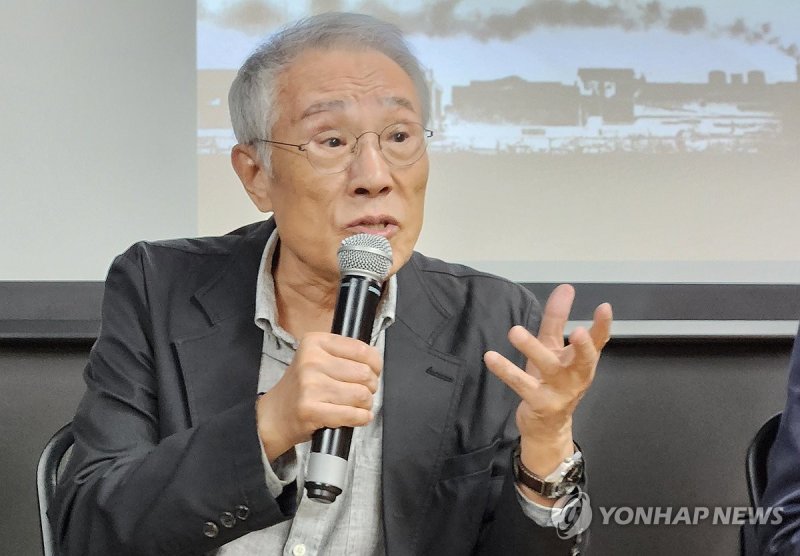 영국서 '철도원 삼대' 대담 행사 나선 황석영 영국서 '철도원 삼대' 대담 행사 나선 황석영 (런던=연합뉴스) 김지연 특파원 = 소설가 황석영이 20일 오후(현지시간) 런던 주영 한국문화원에서 열린 '철도원 삼대'(영제 'Mater 2-10') 대담 행사에서 발언하고 있다. 2024.5.21 cherora@yna.co.kr (끝)