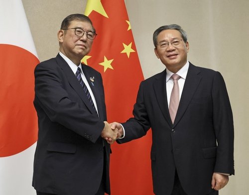 (비엔티안 교도=연합뉴스) 리창 중국 국무원 총리(오른쪽)와 이시바 시게루 일본 총리가 10일 라오스 비엔티안에서 만나 악수하고 있다.