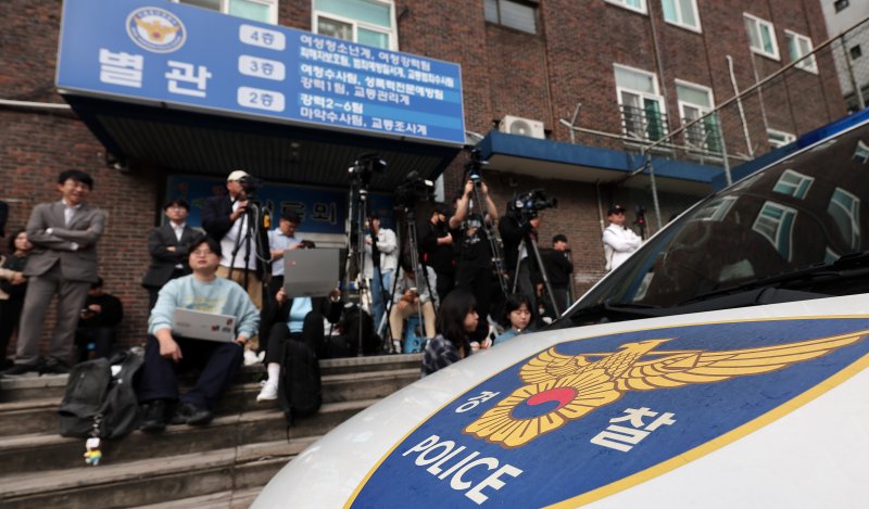 7일 오전 서울 용산경찰서에서 취재진이 이태원에서 음주 운전 중 택시와 충돌해 음주운전 혐의로 입건된 문재인 전 대통령의 딸 문다혜 씨의 출석을 기다리고 있다. 2024.10.7/뉴스1 ⓒ News1 김성진 기자