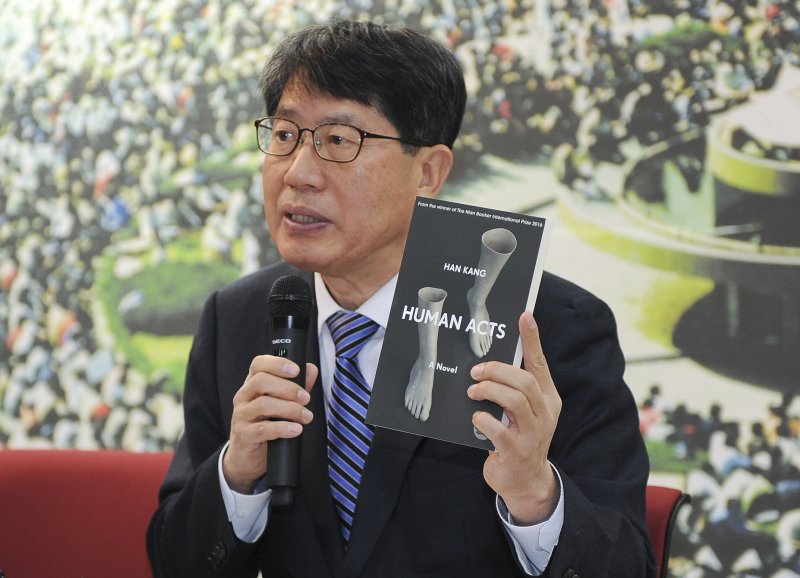 김양래 5·18기념재단 상임이사가 2017년 1월 19일 광주 서구 5·18기념재단 시민사랑방에서 긴급 기자간담회를 열고 미 대사관으로부터 전달받은 미 정부 기밀해제 문서 89건과 한강 작가의 '소년이 온다' 책에 대해 설명하고 있다. 2017.1.19/뉴스1 ⓒ News1 신채린 기자