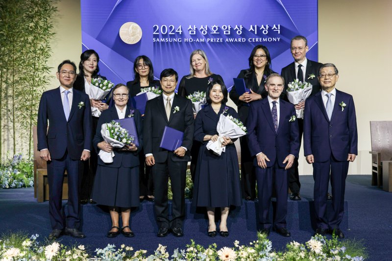 삼성호암상 수상자들과 행사 참석자들이 5월31일 서울신라호텔 다이너스티홀에서 열린 '2024 삼성호암상 시상식'에서 기념 촬영을 하고 있다. (앞줄 왼쪽부터) 이재용 삼성전자 회장, 사회봉사상 제라딘 라이언 아일랜드 성골롬반외방선교수녀회 수녀, 의학상 피터 박 하버드의대 교수 부부, 랜디 셰크먼 UC버클리 교수, 김황식 호암재단 이사장. (뒷줄 왼쪽부터) 공학상 이수인 워싱턴대 교수, 예술상 한강 소설가, 과학상 물리·수학부문 킴벌리 브릭먼 미국 국립표준기술연구소 연구원(고 남세우 미 국립표준기술연구소 연구원 대리 수상, 배우자),