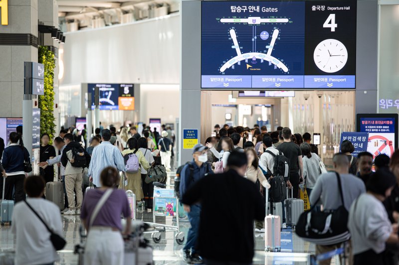 국군의날·개천절 징검다리 연휴를 앞둔 29일 인천국제공항 출국장이 여행객들로 붐비고 있다. /사진=뉴스1