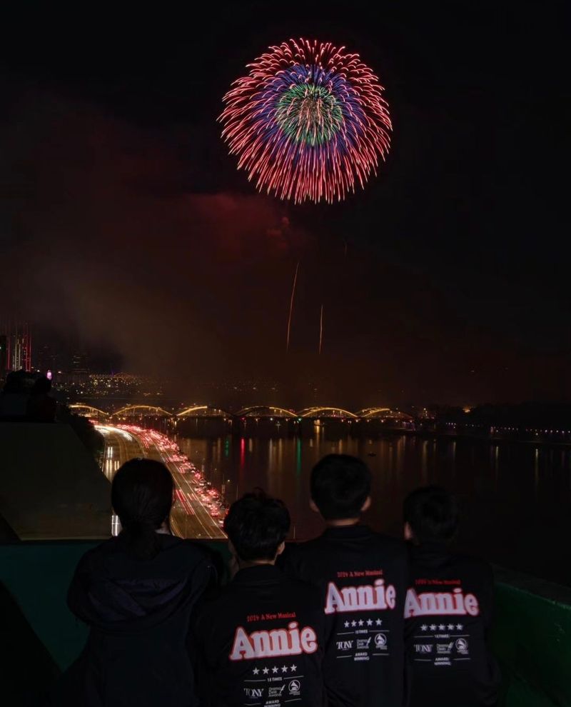 배우 송일국이 지난 5일 아파트 옥상에서 삼둥이와 '2024 서울세계불꽃축제'를 관람하는 사진을 사회관계망서비스(SNS)에 올렸다. 배우 송일국 SNS 갈무리