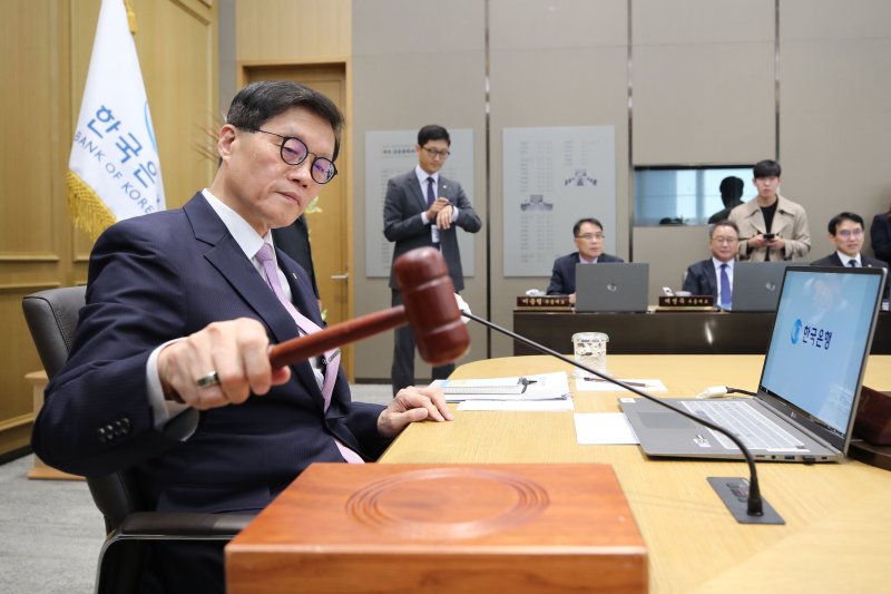 이창용 한국은행 총재가 지난 11일 서울 중구 한국은행에서 열린 금융통화위원회에서 의사봉을 두드리고 있다. 사진=뉴시스