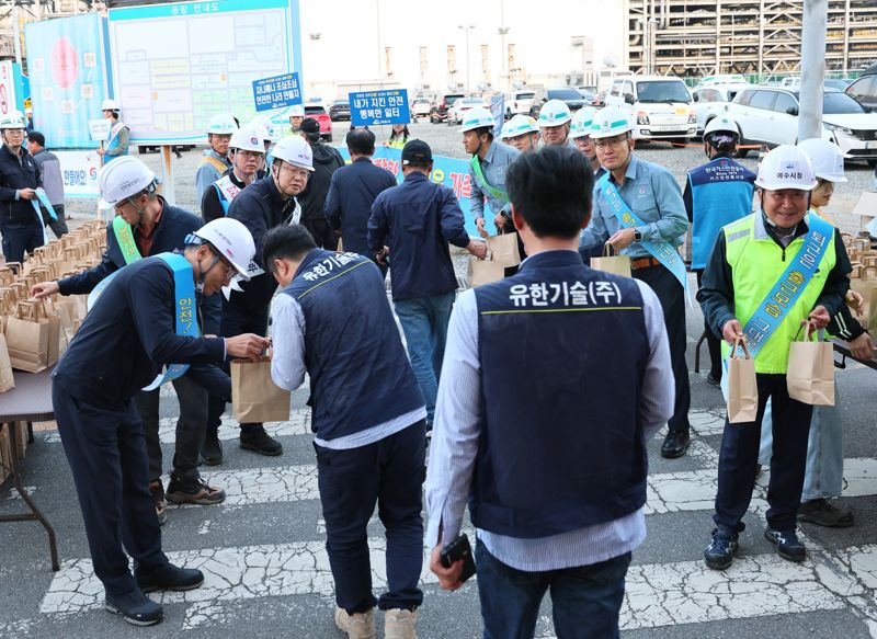 GS칼텍스 여수공장은 11일 하반기 대정비작업 현장에서 정기명 여수시장, 이경근 고용노동부 여수지청장, 김호주 한국산업안전보건공단 전남동부지사장, 김대연 한국전기안전공사 여수지사장, 김성민 GS칼텍스 CSEO/각자대표 겸 생산본부장, 관계자 및 임직원 등 90여명이 참여한 가운데 출근길 안전 캠페인을 실시했다. GS칼텍스 여수공장 제공