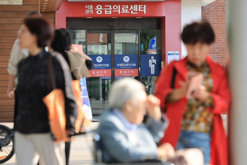 11일 오전 서울 시내 한 대학병원 응급의료센터 앞에 환자와 보호자가 휴식하고 있다. 사진=연합뉴스