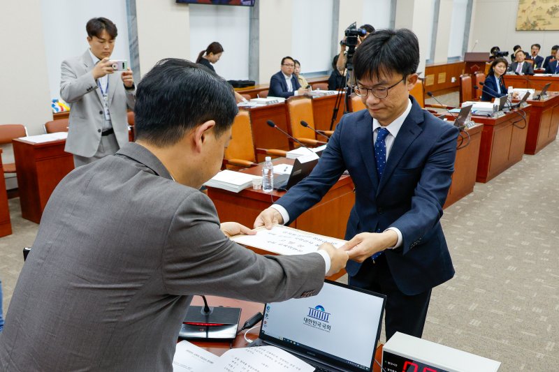 김영호 국회 교육위원회 위원장이 11일 오전 서울 여의도 국회 교육위원회에서 한국교육학술정보원·한국고전번역원 등 국정감사 도중 전체회의를 열고 여당 퇴장 속에 김건희 여사 논문 관련 증인 불출석한 김지용 국민대 이사장, 장윤금 숙명여대 전 총장, 설민신 한경국립대 교수 고발장을 행정실장에게 전달하고 있다. 2024.10.11/뉴스1 ⓒ News1 안은나 기자