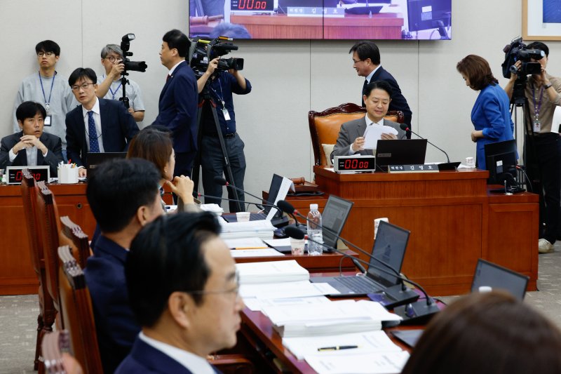 김영호 국회 교육위원회 위원장이 11일 오전 서울 여의도 국회 교육위원회에서 한국교육학술정보원·한국고전번역원 등 국정감사 도중 전체회의를 열고 김건희 여사 논문 관련 증인 불출석한 김지용 국민대 이사장, 장윤금 숙명여대 전 총장, 설민신 한경국립대 교수 고발의 건을 상정하려 하자 여당 의원들이 이에 반발하며 퇴장하고 있다. 2024.10.11/뉴스1 ⓒ News1 안은나 기자