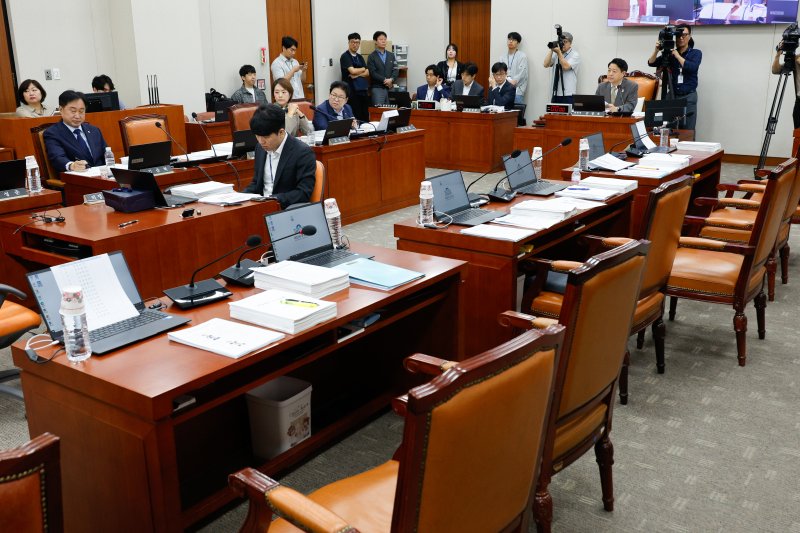 김영호 국회 교육위원회 위원장이 11일 오전 서울 여의도 국회 교육위원회에서 한국교육학술정보원·한국고전번역원 등 국정감사 도중 전체회의를 열고 여당 퇴장 속에 김건희 여사 논문 관련 증인 불출석한 김지용 국민대 이사장, 장윤금 숙명여대 전 총장, 설민신 한경국립대 교수 고발의 건을 논의하고 있다. 2024.10.11/뉴스1 ⓒ News1 안은나 기자