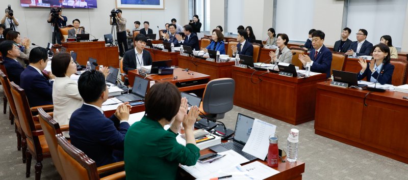 김영호 국회 교육위원장과 여야 의원들이 11일 오전 서울 여의도 국회 교육위에서 열린 한국교육학술정보원·한국고전번역원 등 국정감사에서 한강 소설가의 노벨문학상 수상을 축하하며 손뼉치고 있다. 2024.10.11/뉴스1 ⓒ News1 안은나 기자