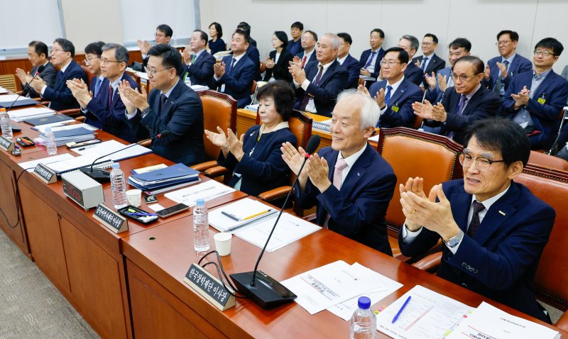 11일 오전 서울 여의도 국회 교육위원회에서 열린 한국교육학술정보원·한국고전번역원 등 국정감사에서 한국사학진흥재단 이사장 등 피감기관 증인들이 한강 소설가의 노벨문학상 수상을 축하하며 손뼉치고 있다. 2024.10.11/뉴스1 ⓒ News1 안은나 기자